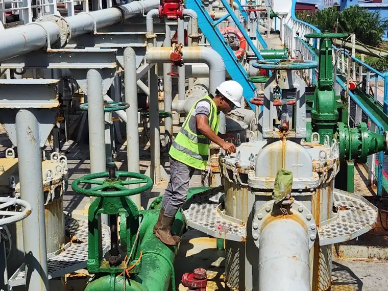 Teknisi PT Mito Energi Indonesia menangani instalasi perpipaan di fasilitas pelanggan